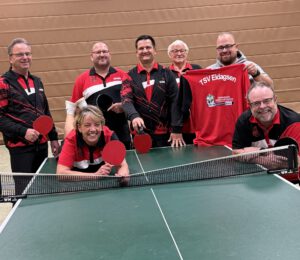 Präsentation Tischtennis Shirts mit Tisch